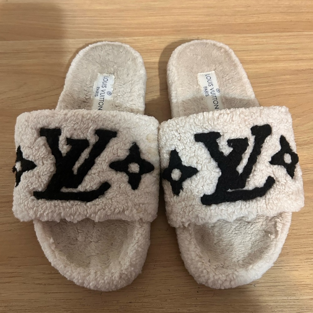 Louis Vuitton Sherpa slippers